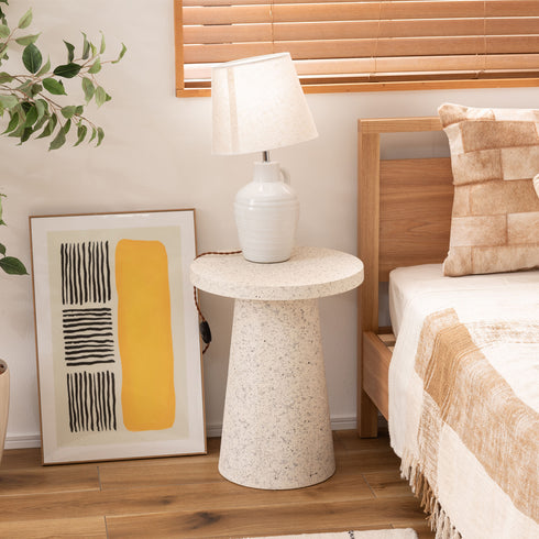 ベッドサイドでデスクライトやスマホなどの小物を置くナイトテーブルとしてもちろんのこと、リビングでのちょっとした小物置きにもピッタリです。