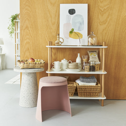 インパクトがありつつシンプルなフォルムは、幅広いインテリアにマッチします。