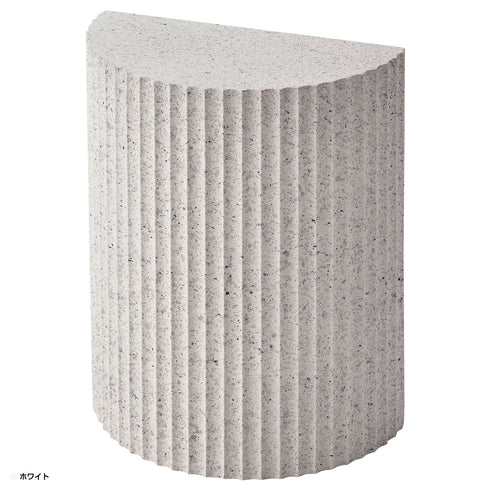 【空間を彩る半円オブジェ】
まるでオブジェのような佇まいで、お部屋に洗練されたアクセントを加えてくれる、テラゾー柄が美しい半円デザインのサイドテーブルです。