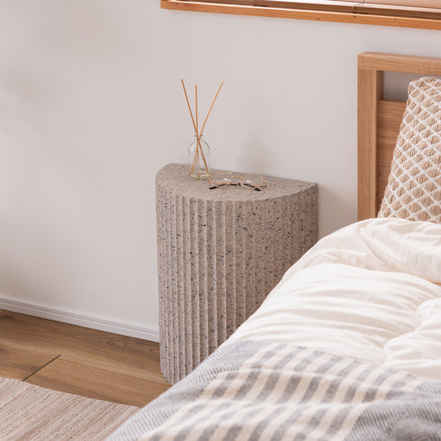 【やさしい光と、目覚めの時間】
就寝前の読書用メガネや、お気に入りの香りを置くのにちょうどよく、穏やかな朝のひとときを演出します。