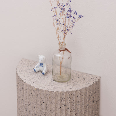 【小さな宝物の、指定席】
ドライフラワーや小さなオブジェを飾れば、自分だけの愛らしいコーナーが生まれ、日々の暮らしに心ときめく瞬間をプラスします。