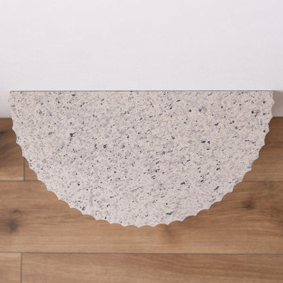 【どの角度から見ても、美しい】
天面から見ても美しいかまぼこ型とリブの陰影が、空間にリズミカルな表情を与え、デザイン性の高さを感じさせます。