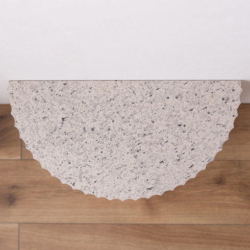 【どの角度から見ても、美しい】
天面から見ても美しいかまぼこ型とリブの陰影が、空間にリズミカルな表情を与え、デザイン性の高さを感じさせます。