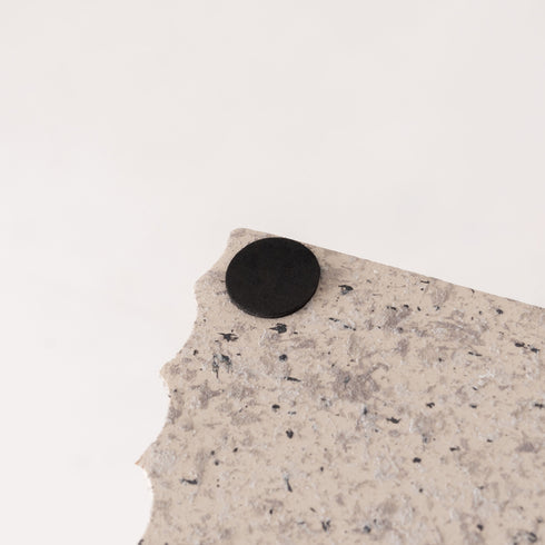 【見えない場所への、気配り】
底面には床を傷つけにくいフェルト付きで、賃貸のお部屋でも安心してお使いいただける、細やかな配慮が嬉しいポイントです。