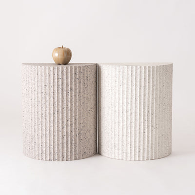 【どちらの色も、主役になる】
柔らかな印象のホワイトと、シックなライトグレーを並べて置けば、お部屋のコーディネートの幅がぐっと広がり、さらにおしゃれな空間を演出できます。