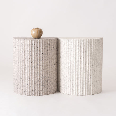 【どちらの色も、主役になる】
柔らかな印象のホワイトと、シックなライトグレーを並べて置けば、お部屋のコーディネートの幅がぐっと広がり、さらにおしゃれな空間を演出できます。