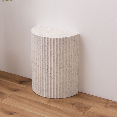 【余白を活かす洗練ホワイト】
清潔感のあるホワイトカラーが壁の色と調和し、お気に入りの小物を飾るだけで、まるでギャラリーのような一角が生まれます。