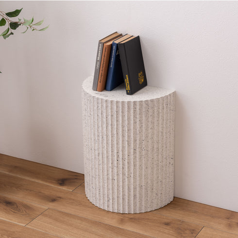 【読書空間をスタイリッシュに】
お気に入りの本を数冊置くだけで知的な雰囲気が漂い、次に読む一冊にすぐ手が届く、おしゃれなブックスタンドとしても活躍します。