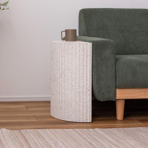 【ソファ横に、完璧フィット】
片面がフラットだからソファの横に無駄なく置け、リブ加工が施された美しい曲線が、リビングの洗練度をぐっと高めてくれます。