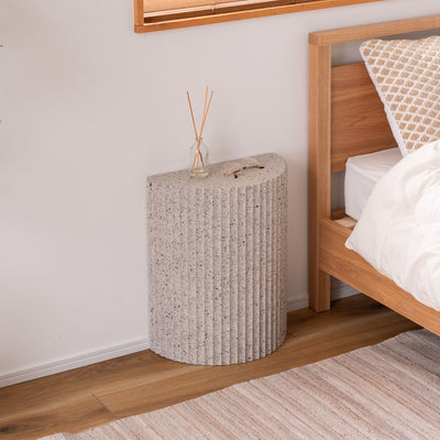 【眠りの前の、特別なひととき】
ベッドサイドに置けば、スマートフォンやアロマディフューザーを置くのに丁度よく、一日の終わりを心地よく締めくくる、あなただけのリラックス空間を演出します。