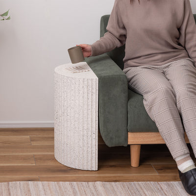 【ソファで過ごす時間を豊かに】
ソファの横に置けば、飲み物や読みかけの本を置くのに最適で、いつものリラックスタイムがさらに上質で快適なものになります。