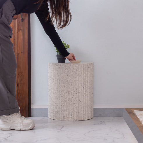 【「ただいま」が華やぐ空間へ】
高さ約48cmの使いやすいサイズ感は、毎日使う小物をさっと置くだけでも様になり、エントランスをワンランク上の空間へと変えてくれます。