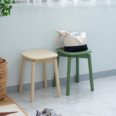 スツールとして座るだけでなく、ソファサイドやベッドサイドなどでのサイドテーブル、本や小物を置いて飾る台、エントランス周りでのシューズベンチとしても活躍してくれることでしょう。