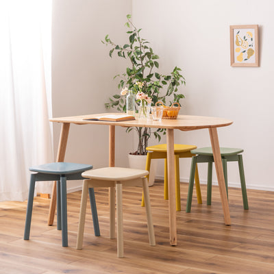 ポップなカラーリングは、一脚あるだけでお部屋の中でいいアクセントになってくれます。