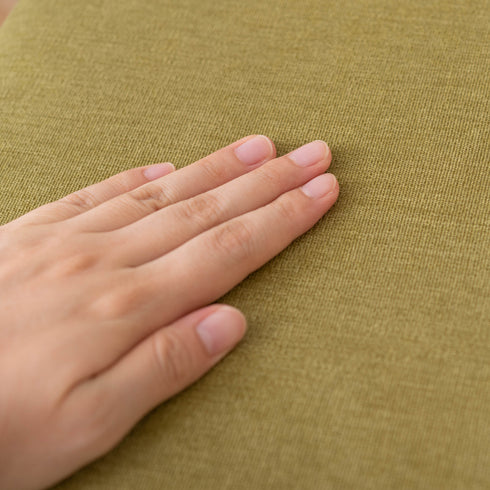 張地には肌触りのやわらかなベロア調生地を採用し、張地の中のクッションが座った時に負担のかかりやすい背中とお尻を優しく受け止めてくれます。