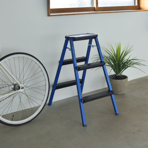 耐荷重100kgで高さ79cmのアルミ製ステップスツールの3段タイプ。
