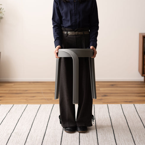 使い勝手の良さとデザインの洗練さを兼ね備えた、軽くて持ち運びしやすい便利なスツールです。