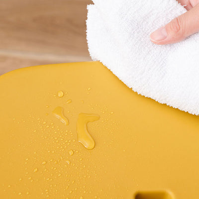 ポリプロピレン製なので水や汚れに強く、屋内と屋外のどちらでも使いやすいスツールとなっています。