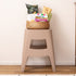 ”座る”以外の活用方法として、足置きやサイドテーブル、小物置き、急な来客用、調理中の腰掛けなど様々な用途に対応します。