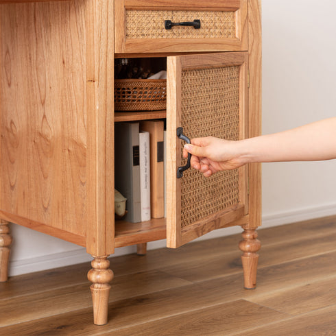 下段の扉収納の棚板は3段階で高さ調整できるため、収納物に合わせて自由に調整可能です。