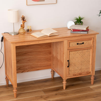 フレンチアンティーク風のろくろ脚と、収納扉のラタンが目を惹く、他にはないオリジナリティ溢れるデスク。