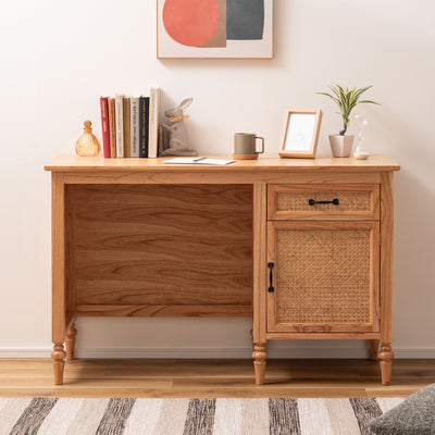 流れるような木目が美しいミンディ材の突板と天然ラタンの組み合わせが温かみを感じさせてくれます。