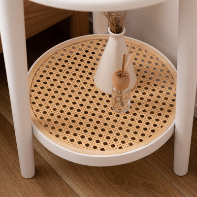 【見せる収納、ラタン調の棚】
下の段は、抜け感のあるラタン調の棚になっているので、お気に入りのディフューザーや本を置くだけで、ただの収納ではなく、お洒落な飾り棚として活躍します。