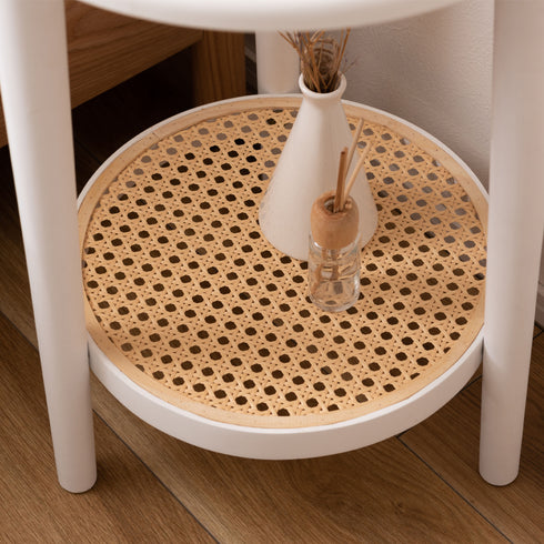 【見せる収納、ラタン調の棚】
下の段は、抜け感のあるラタン調の棚になっているので、お気に入りのディフューザーや本を置くだけで、ただの収納ではなく、お洒落な飾り棚として活躍します。