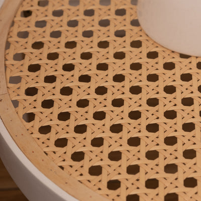 【温もりを添える、ラタン調】
丁寧に編み込まれたようなラタン調の素材が、無機質になりがちなお部屋に温もりと手仕事のような優しさを加え、ナチュラルで心地よい雰囲気をもたらします。