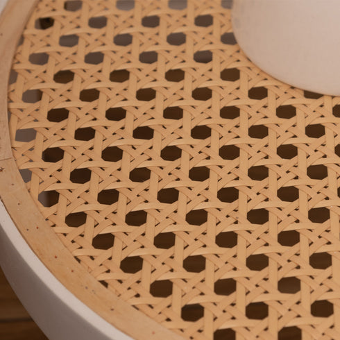 【温もりを添える、ラタン調】
丁寧に編み込まれたようなラタン調の素材が、無機質になりがちなお部屋に温もりと手仕事のような優しさを加え、ナチュラルで心地よい雰囲気をもたらします。