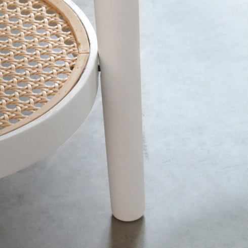 【すっきり、美しい佇まい】
なめらかなラッカー塗装で仕上げられた脚部は、どこから見ても美しい佇まいで、シンプルなデザインだからこそ、細部へのこだわりがお部屋の質を高めてくれます。