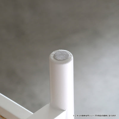 【床への優しさも忘れずに】
脚の裏には床を傷つけにくくするフェルトが付いているので、フローリングのお部屋でも安心してお使いいただけ、気軽に模様替えを楽しむことができます。