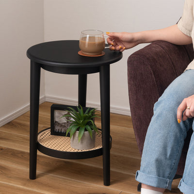 【寛ぎの一杯を、すぐそばに】
ソファのすぐ隣に置けば、好きな飲み物を片手にゆったりとした時間を過ごせる、天板の下にはお気に入りの小物を飾って自分だけの癒やしスペースが作れます。