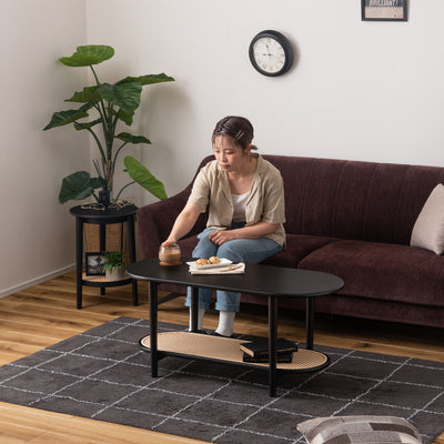 【セット使いで洗練された空間】
同じデザインのローテーブルと合わせれば、お部屋に統一感が生まれて、より洗練された空間に、ラタン調の棚がコーディネートに軽やかさを与えてくれます。