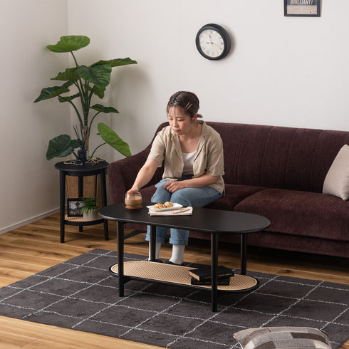 【セット使いで洗練された空間】
同じデザインのローテーブルと合わせれば、お部屋に統一感が生まれて、より洗練された空間に、ラタン調の棚がコーディネートに軽やかさを与えてくれます。