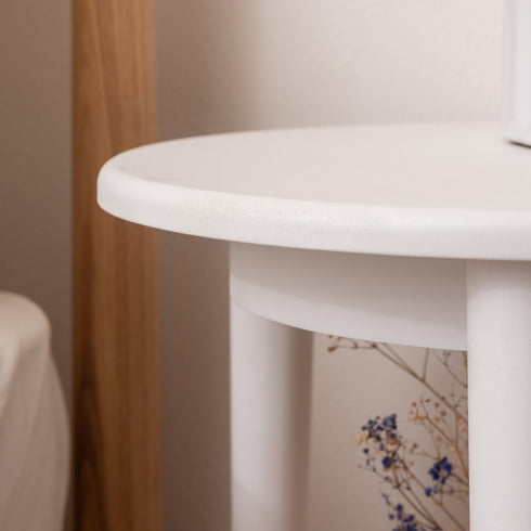 【優しい、角のない丸いカタチ】
テーブルの角を丸く仕上げた優しいデザインは、お部屋に柔らかな印象を与えるだけでなく、暮らしの動線を邪魔しないので、心地よく安心な空間を演出します。