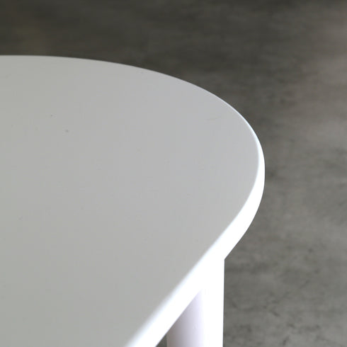 【安心感のある優しい角丸】
天板の角は丸く加工されているため、小さなお子様やペットがいるご家庭でも、ぶつかった時の衝撃が少なく安心です。