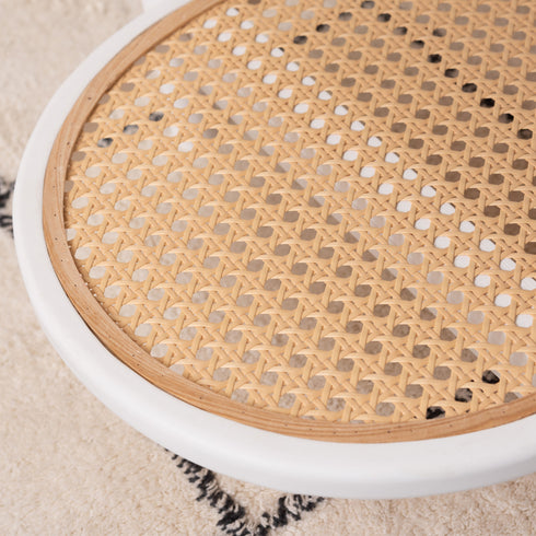 【職人技が光る丁寧な編み込み】
ポリエチレン素材で再現されたラタン調の棚は、本物のラタンのような美しい編み目で、お手入れしやすいのも嬉しいポイントです。