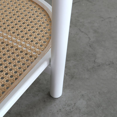 【細部までこだわったデザイン】
なめらかなラッカー塗装で仕上げた脚部と、ナチュラルな棚板の組み合わせが、デザイン性の高さを感じさせます。