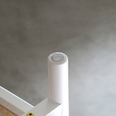 【床に優しいフェルト付き】
脚の裏には床を傷つけにくいようフェルトが付いているので、賃貸のお部屋でも安心して設置できます。