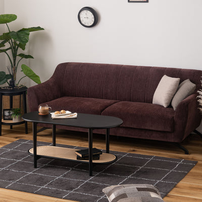 【洗練された空間を演出】
深みのあるブラックがモダンな空間を引き締め、ラタン調の棚が程よい抜け感をプラスする、上質なリビングにぴったりの一台です。