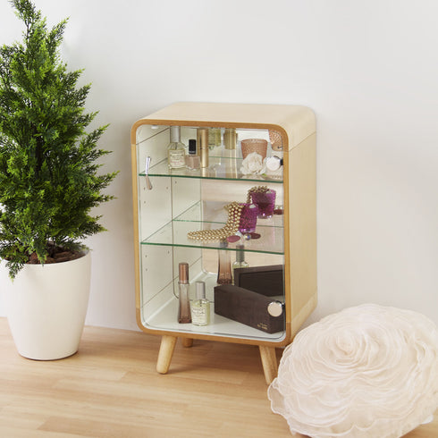 コンパクトなシェルフは推しの小物やフィギュア、化粧道具、香水など、かわいらしいものを魅せる収納としてピッタリです。