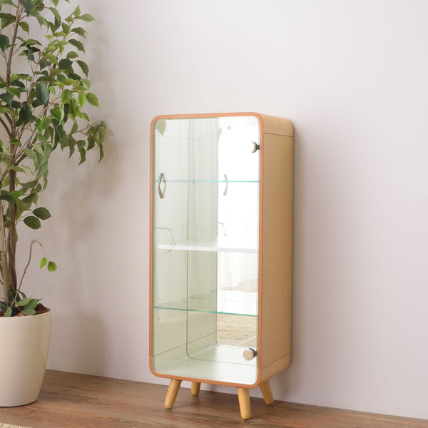 4本の丸脚と全体的なコロンとしたフォルムがかわいらしく、お使いのインテリアにナチュラルに馴染んでくれる、コンパクトなコレクションシェルフのLタイプ。