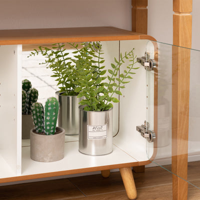 ガラスの棚板は3段階で高さ調節ができ、取り外しての使用も可能なため、大きめのフィギュアなども飾れます。