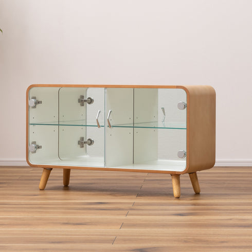 4本の丸脚と全体的なコロンとしたフォルムがかわいらしく、お使いのインテリアにナチュラルに馴染んでくれる、コンパクトなコレクションシェルフのロータイプ。