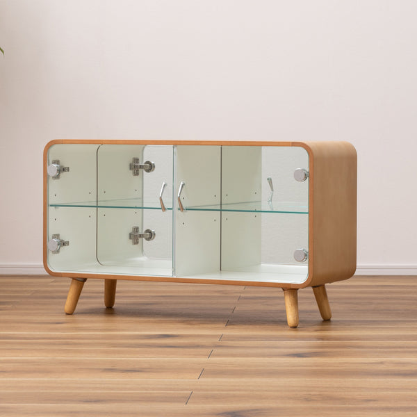 4本の丸脚と全体的なコロンとしたフォルムがかわいらしく、お使いのインテリアにナチュラルに馴染んでくれる、コンパクトなコレクションシェルフのロータイプ。