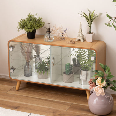 コンパクトなシェルフは推しの小物やフィギュア、化粧道具、香水など、かわいらしいものを魅せる収納としてピッタリです。