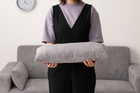 【あると便利な付属クッション】ソファ本体と同じコーデュロイ生地のクッションが2つ付属、腰当てや枕として幅広く活用できます。