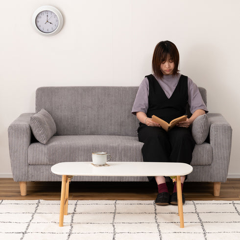 【心地よい自分だけの時間】広々とした座面とほどよい硬さのクッションが、読書やティータイムをより快適なものにします。