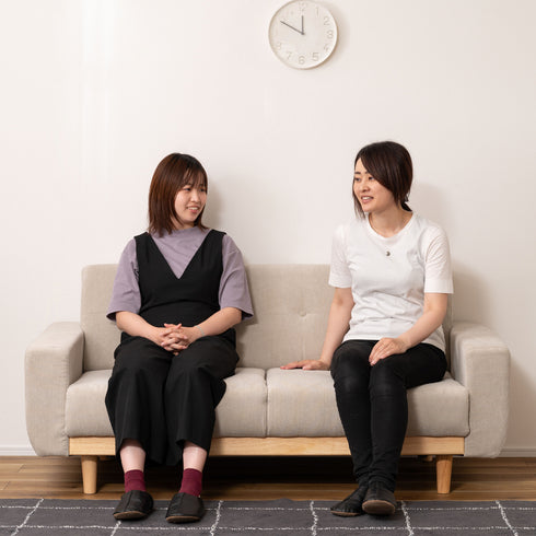 【大切な人と語らう空間】ゆったりとした奥行きで、二人でも気兼ねなく会話を楽しめるデザインです。
